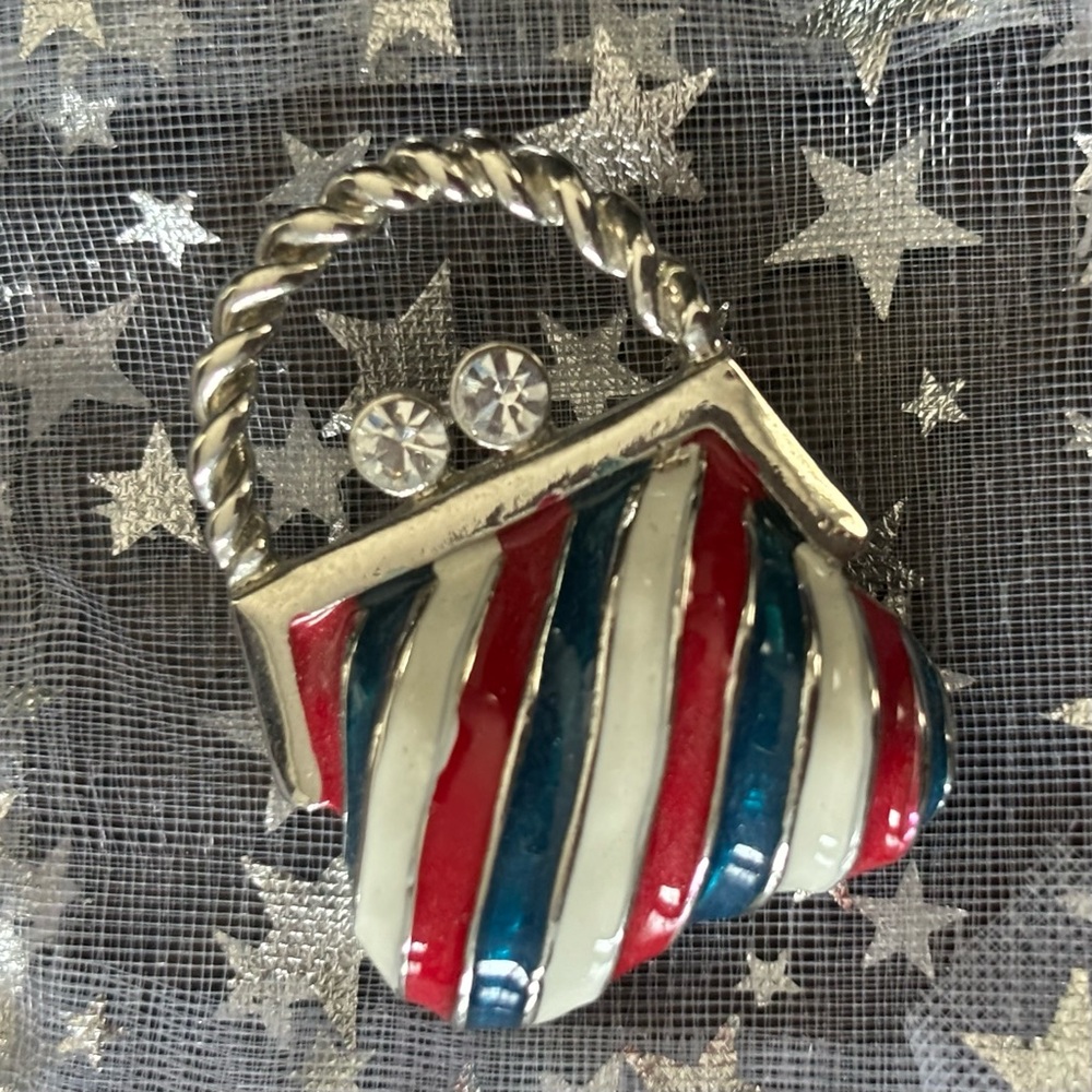 Vintage Patriotic Purse Lapel Pin/Brooch ❤️🤍💙